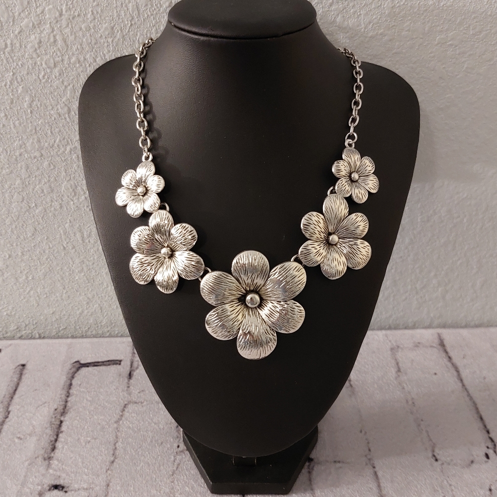 Silver Linked Flowers Antiqued Necklace